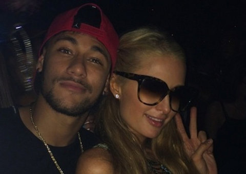Neymar flerta  com Paris Hilton e  provoca ciúmes na namorada