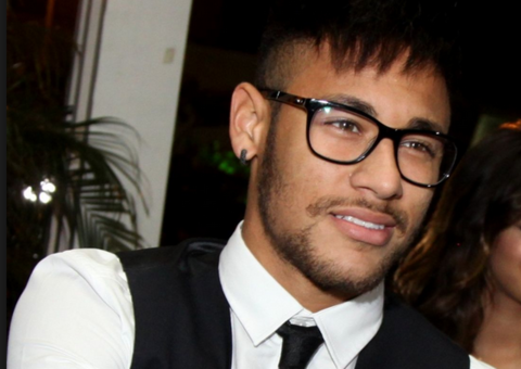 Neymar completa 23 anos e ganha homenagem de famosos