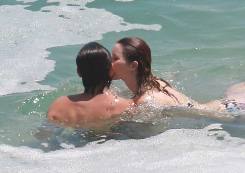 Após negar romance, Nathalia Dill assume namoro com Sérgio Guizé 