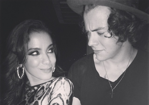 Anitta posa ao lado dos meninos do One Direction e irrita fãs