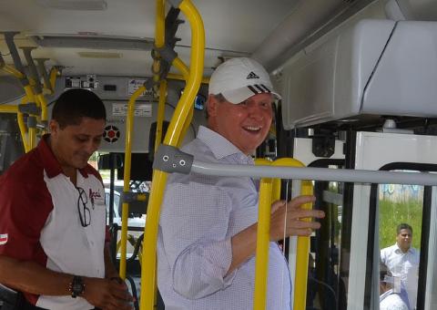 Artur reforça transporte da Zona Leste com 10 novos ônibus