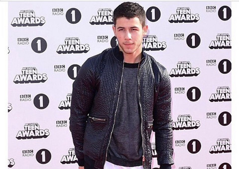 Nick Jonas para de usar anel de pureza e revela que não é mais virgem