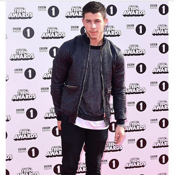 Nick Jonas para de usar anel de pureza e revela que não é mais virgem