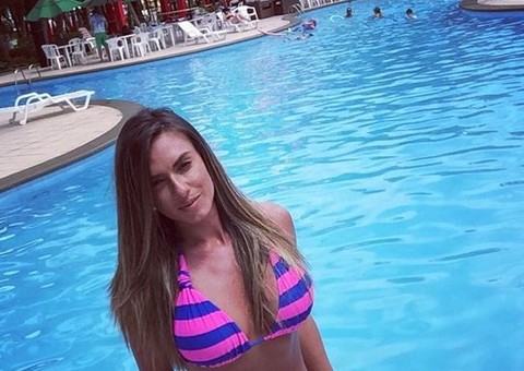 Nicole Bahls mostra corpão à beira da piscina em Fortaleza 