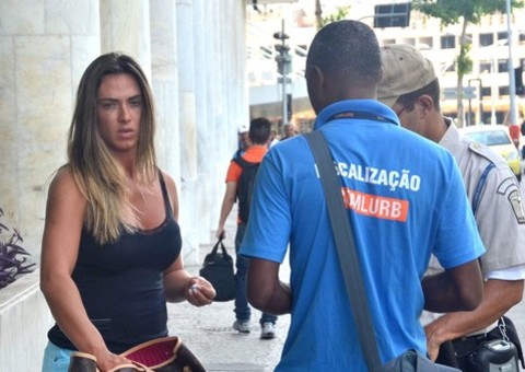 Saia justa: Nicole Bahls quase é multada por jogar lixo no chão