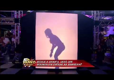 Nicole Bahls troca o bikini no palco. Assista vídeo