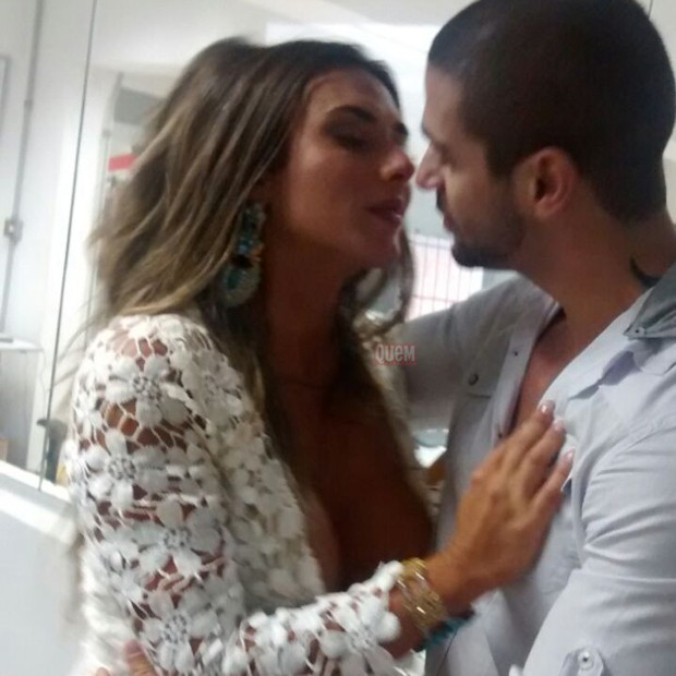 Rápida, Nicole Bahls é vista aos beijos com ex-BBB 