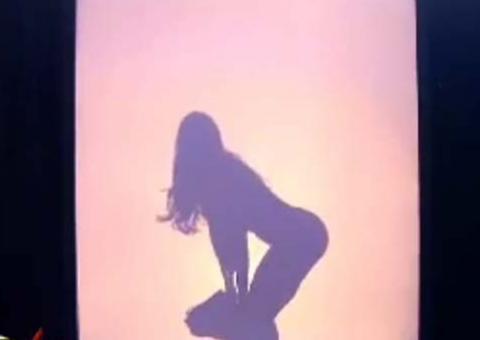 Nicole Bahls troca de biquíni no palco do Pânico