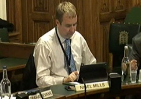 Deputado é flagrado jogando Candy Crush durante expediente no Parlamento