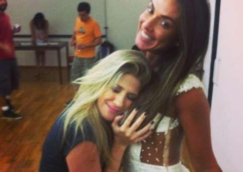   Dani Calabresa apalpa seios de Nicole Bahls