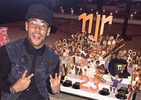 Neymar comemora ao lado de amigos festa de aniversário