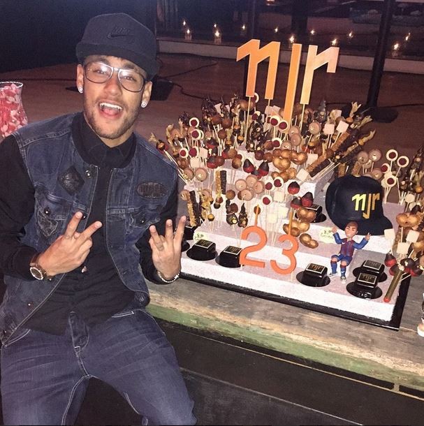 Neymar comemora ao lado de amigos festa de aniversário