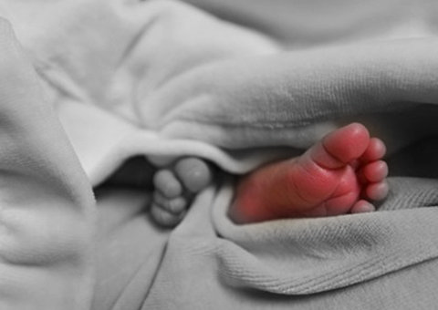 Bebê encontrada no lixo do banheiro do Instituto da Mulher morreu