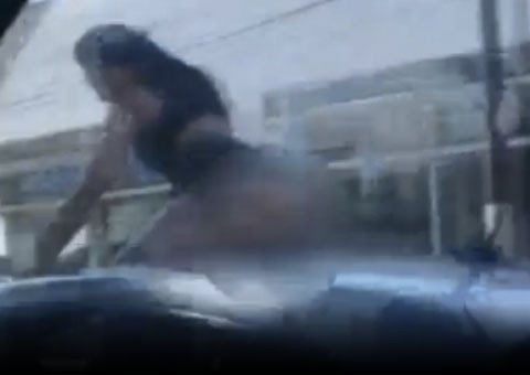 Virou moda: Mais uma mulher é vista passeando nua no meio do trânsito