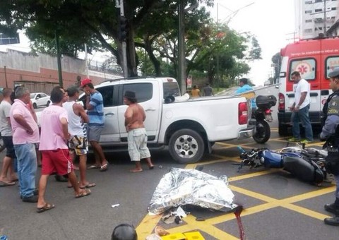 Motociclista avança sinal e morre com fratura  no pescoço