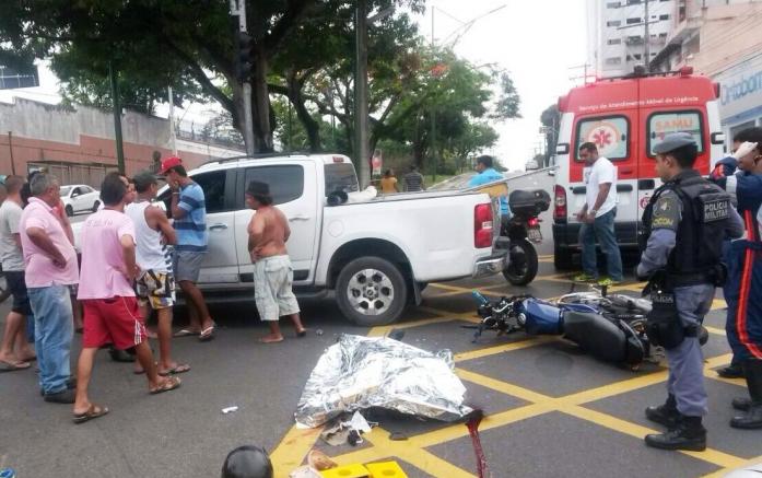 Motociclista avança sinal e morre com fratura  no pescoço