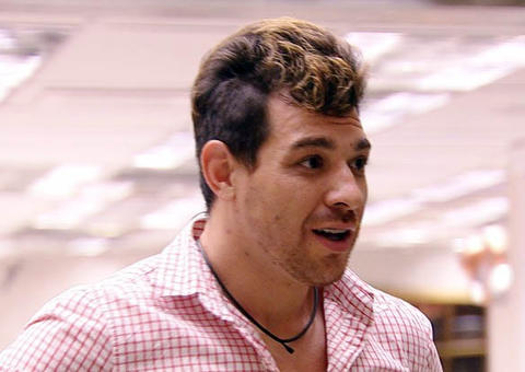 Calça apertada de Cézar rouba cena na final do BBB 15. Confira memes: