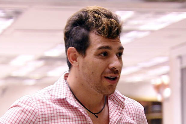 Calça apertada de Cézar rouba cena na final do BBB 15. Confira memes:
