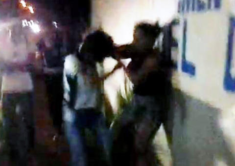 Estudantes são esfaqueadas em frente a portão de escola