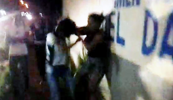 Estudantes são esfaqueadas em frente a portão de escola