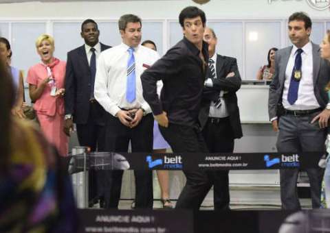 Félix tira a roupa no meio do aeroporto e Aline é presa