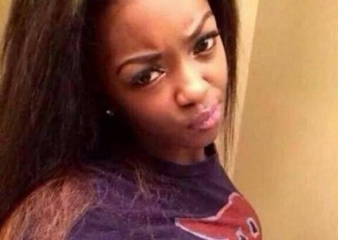 Novinha tenta sensualizar no banheiro e se dá mal