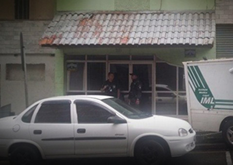 Garota de programa é assassinada em hotel e dois casais usam quarto após o crime sem saber