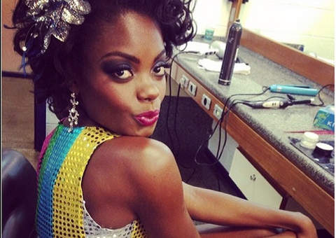 Globeleza diz que sofre racismo na internet e está em depressão