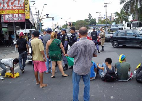Polícia prepara desbloqueio de via ocupada por manifestantes em Manaus   