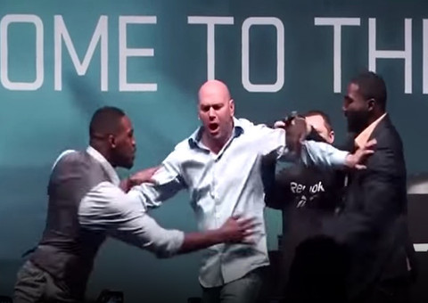 Jon Jones e Anthony Johnson simulam porrada em coletiva e trollam Dana White