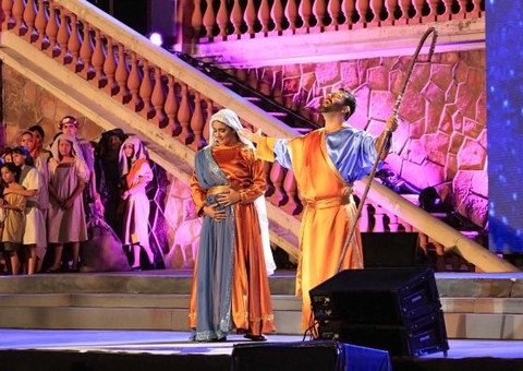 Prefeito assiste “Glorioso” e convida a população para Réveillon