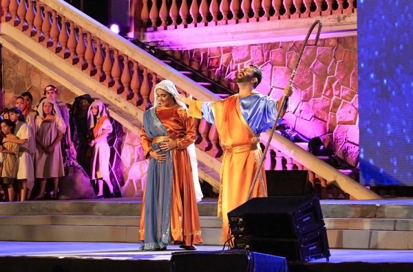 Prefeito assiste “Glorioso” e convida a população para Réveillon