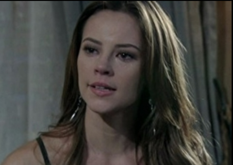 Paloma flagra Aline e Bruno juntos e dá surra na madrasta