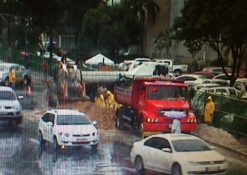 Semáforos apagados e chuva provocam seis acidentes em Manaus