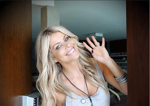 Karina Bacci exibe pernas torneadas e bumbum avantajado em ensaio