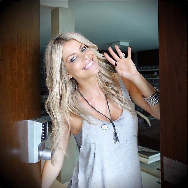 Karina Bacci exibe pernas torneadas e bumbum avantajado em ensaio