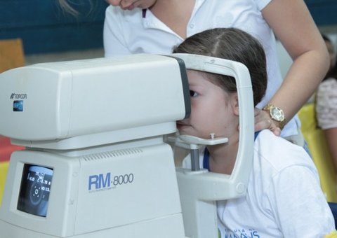 Alunos têm consultas oftalmológicas e óculos gratuitos