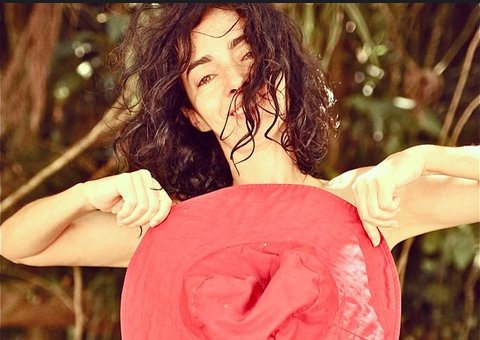 Claudia Ohana aparece nua em foto tirada pelo marido