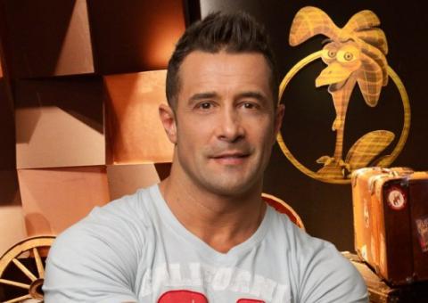 Marcos Oliver debocha de Denise Rocha por ela ter voz grossa