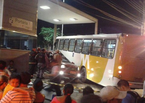 Ônibus bate em carro, mata motorista e fere passageiro