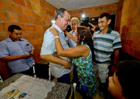 Governador Omar Aziz entrega mais dois conjuntos residenciais do Prosamim