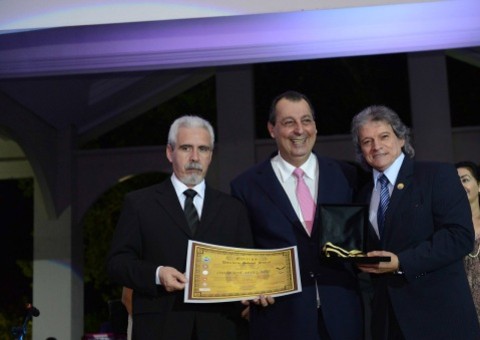 Omar Aziz recebe homenagem da Polícia Federal 