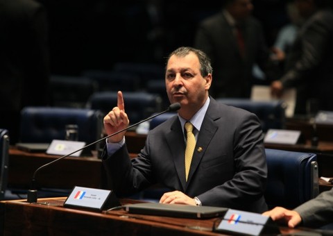 Omar diz que ministro terá muito a esclarecer sobre ajuste econômico no Senado