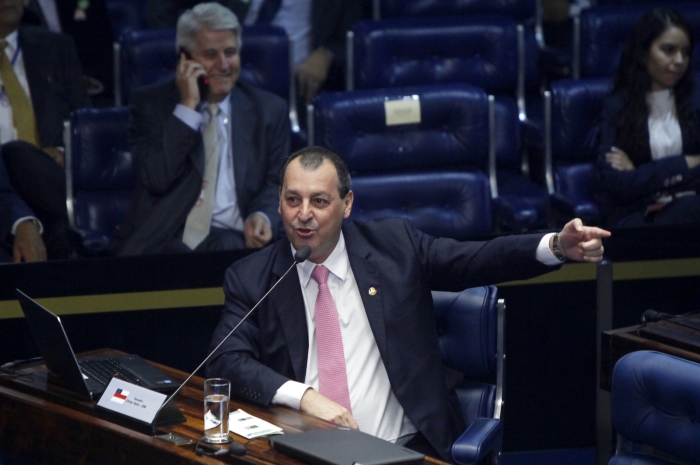 Omar Aziz propõe criação de um "comitê de crises" 