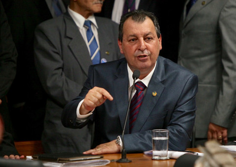  Omar Aziz alerta que é preciso mais rapidez à regularização fundiária