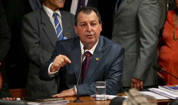  Omar Aziz alerta que é preciso mais rapidez à regularização fundiária