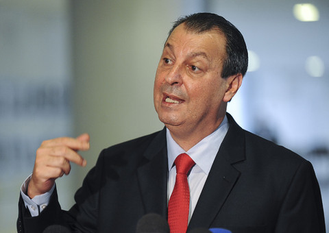 Omar Aziz alerta sobre termos do fim da reeleição