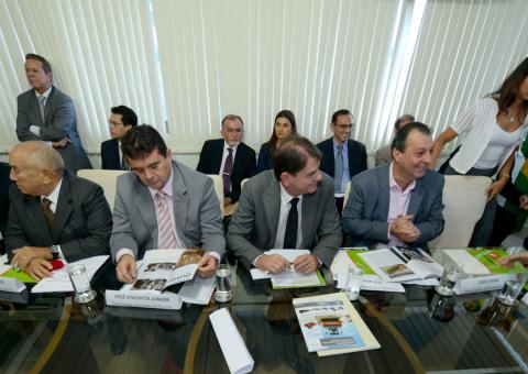  Omar defende juros menores para dívida  dos Estados  