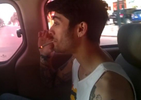 Integrantes do One Direction aparecem fumando macanho em vídeo