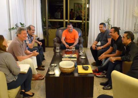  Rodoviários suspendem greve após reunião com o prefeito Artur Neto